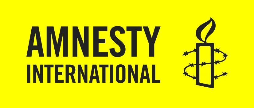 Amnesty Internationals logo med et stearinlys omviklet af pigtråd på gul baggrund.