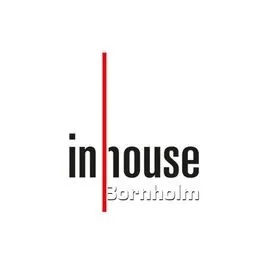 Logo for "inhouse Bornholm" med rød lodret streg mellem "in" og "house".