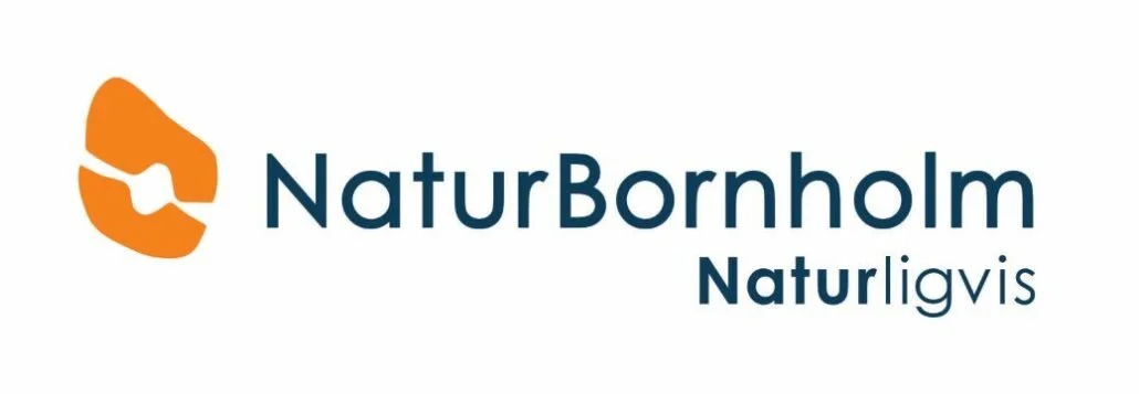 Logo for NaturBornholm med teksten "Naturligvis" og et orange abstrakt ikon.